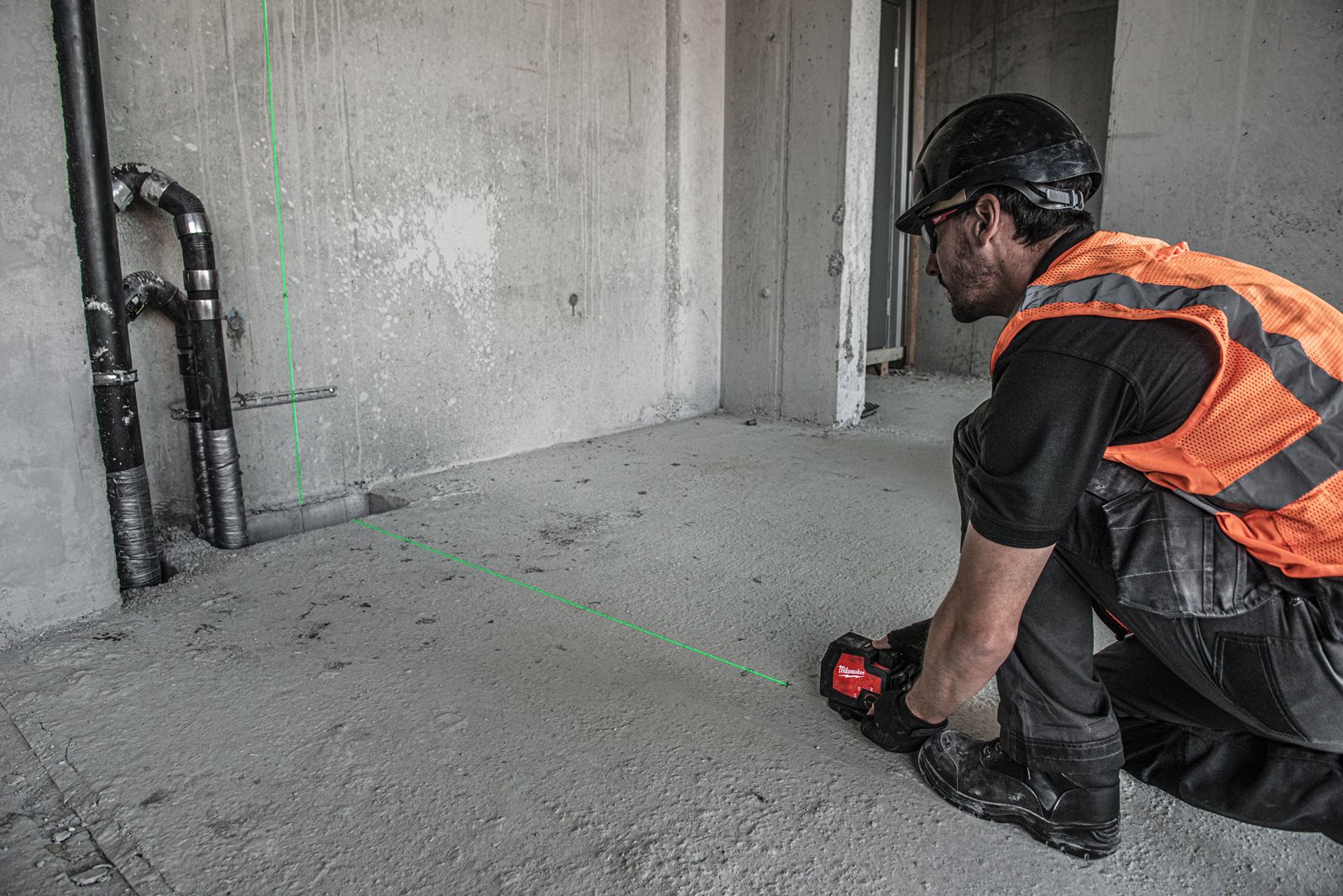Nivelă laser cu 2 planuri cu fascicul verde reîncărcabilă REDLITHIUM USB Milwaukee L4 CLL-301C - in utilizare 11