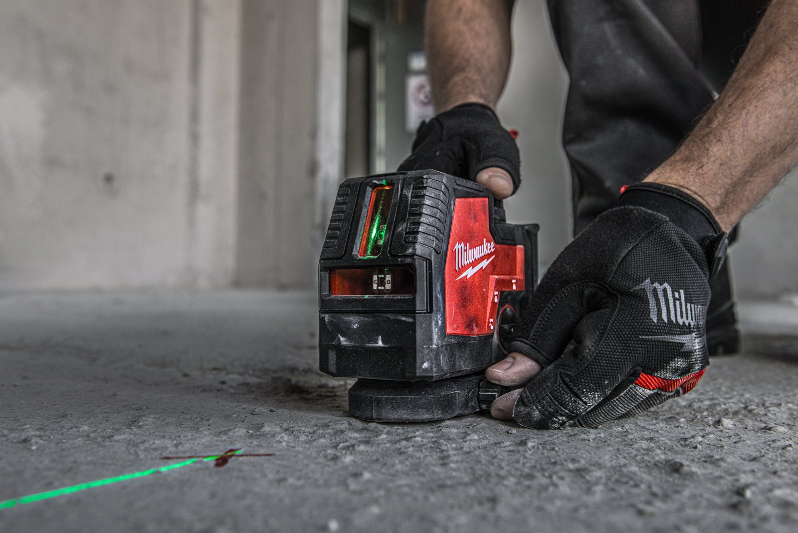 Nivelă laser cu 2 planuri cu fascicul verde reîncărcabilă REDLITHIUM USB Milwaukee L4 CLL-301C - in utilizare 12