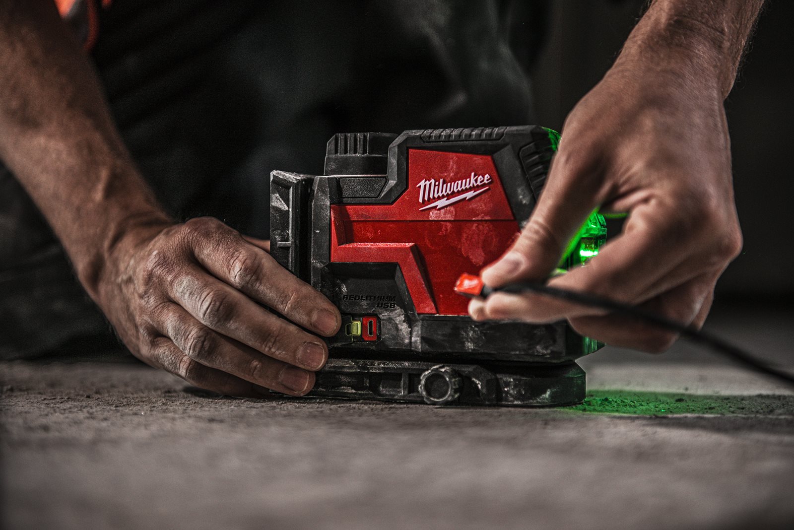 Nivelă laser cu 2 planuri cu fascicul verde reîncărcabilă REDLITHIUM USB Milwaukee L4 CLL-301C - in utilizare 13