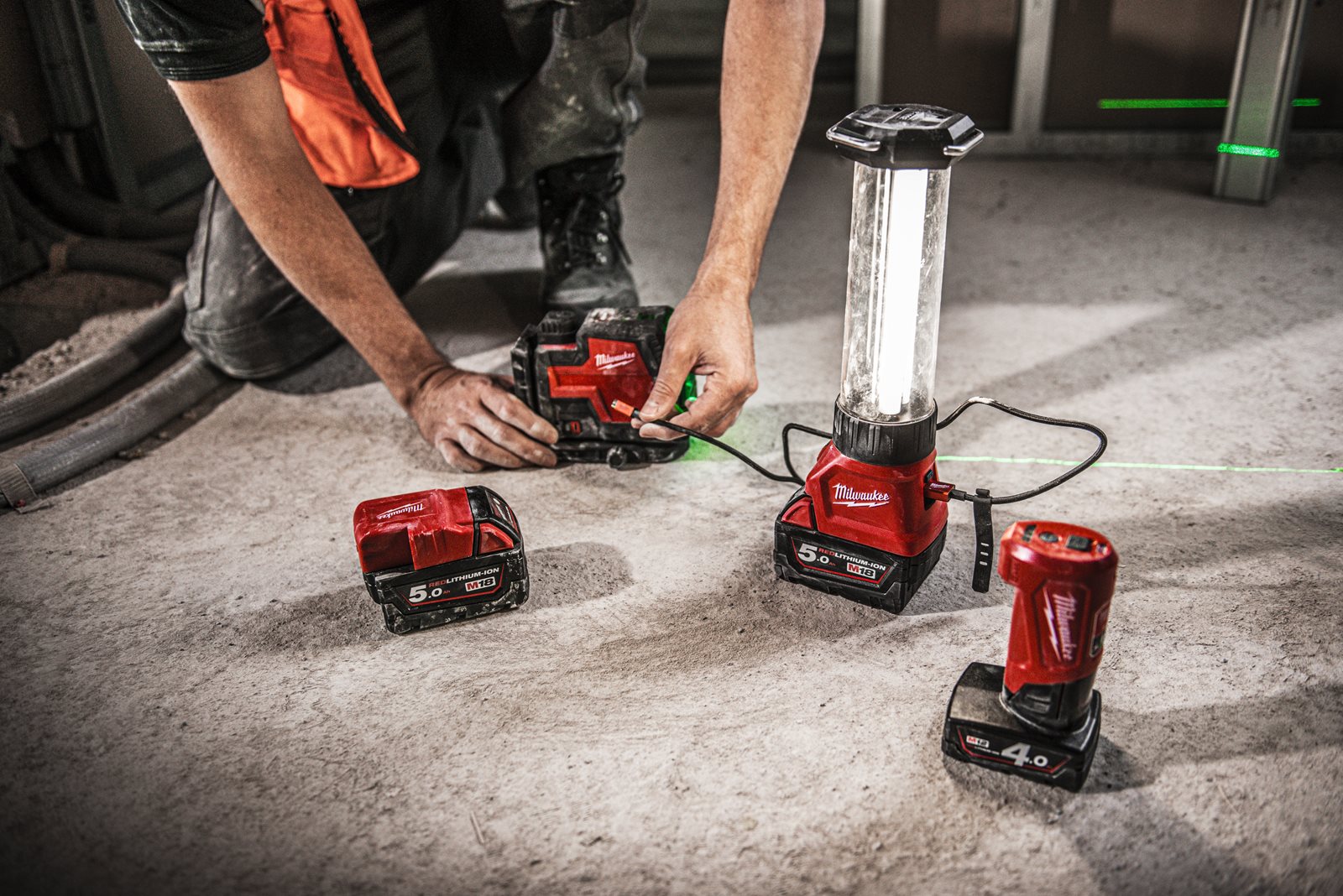 Nivelă laser cu 2 planuri cu fascicul verde reîncărcabilă REDLITHIUM USB Milwaukee L4 CLL-301C - in utilizare 14