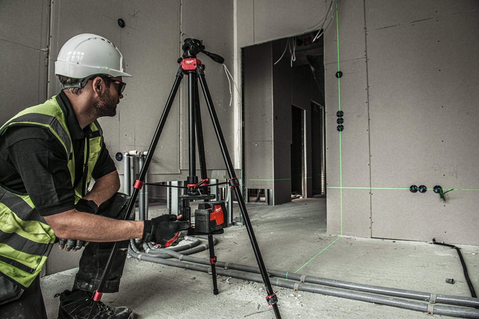 Nivelă laser cu 2 planuri cu fascicul verde reîncărcabilă REDLITHIUM USB Milwaukee L4 CLL-301C - in utilizare 15