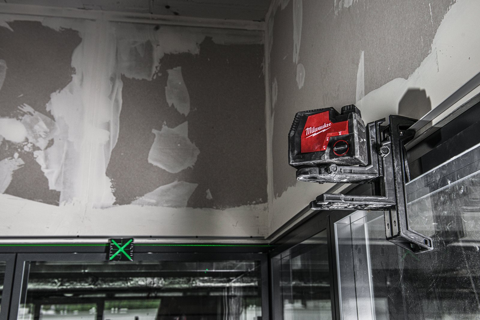 Nivelă laser cu 2 planuri cu fascicul verde reîncărcabilă REDLITHIUM USB Milwaukee L4 CLL-301C - in utilizare 16