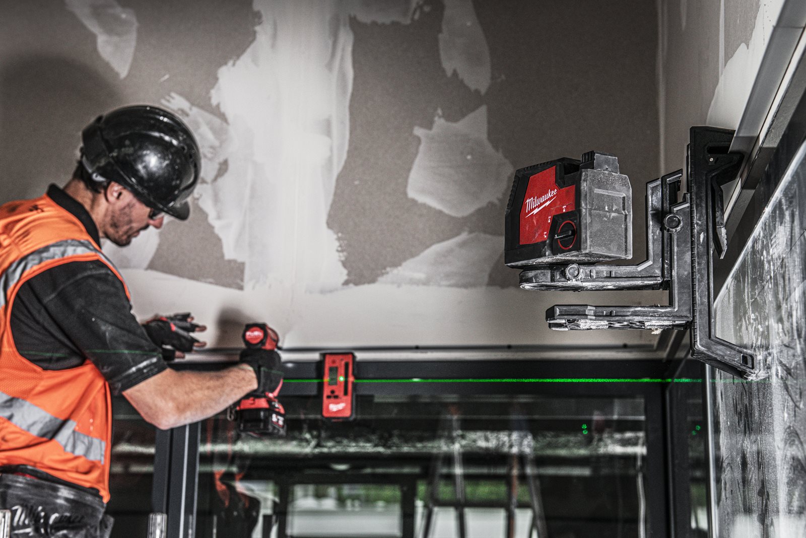 Nivelă laser cu 2 planuri cu fascicul verde reîncărcabilă REDLITHIUM USB Milwaukee L4 CLL-301C - in utilizare 17
