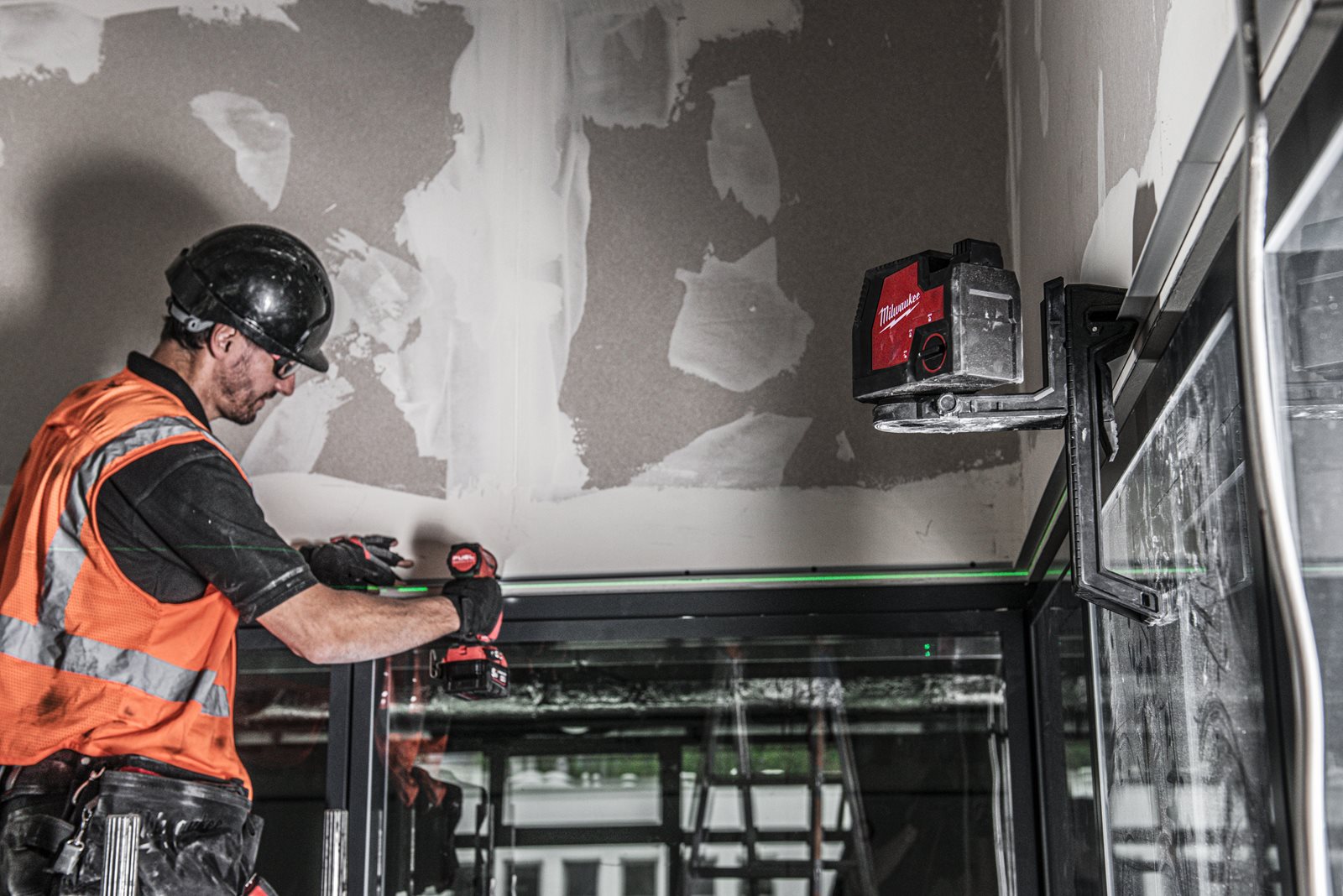 Nivelă laser cu 2 planuri cu fascicul verde reîncărcabilă REDLITHIUM USB Milwaukee L4 CLL-301C - in utilizare 18