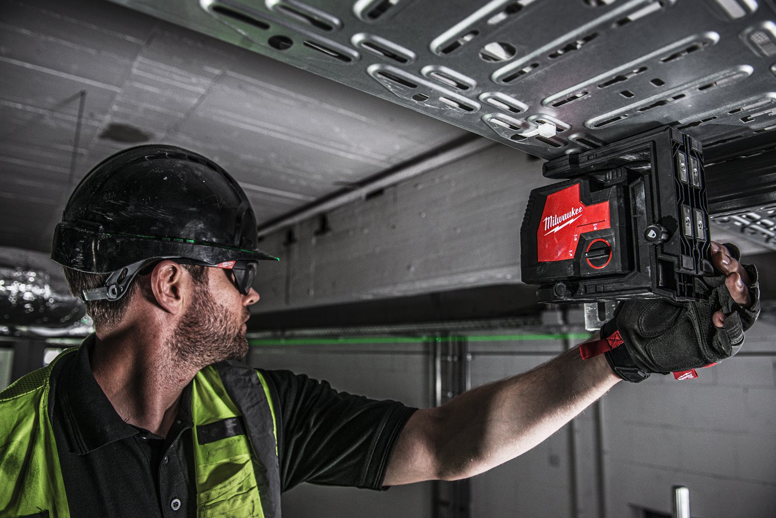 Nivelă laser cu 2 planuri cu fascicul verde reîncărcabilă REDLITHIUM USB Milwaukee L4 CLL-301C - in utilizare 19