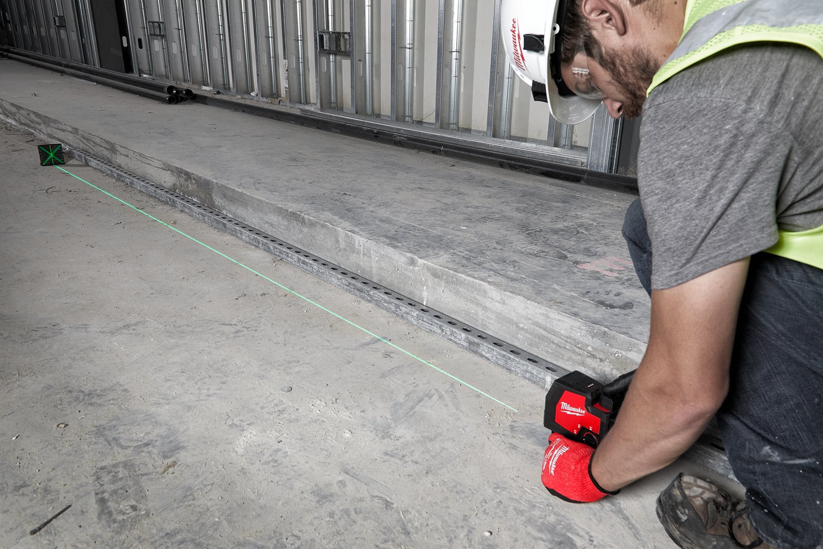 Nivelă laser cu 2 planuri cu fascicul verde reîncărcabilă REDLITHIUM USB Milwaukee L4 CLL-301C - in utilizare 2