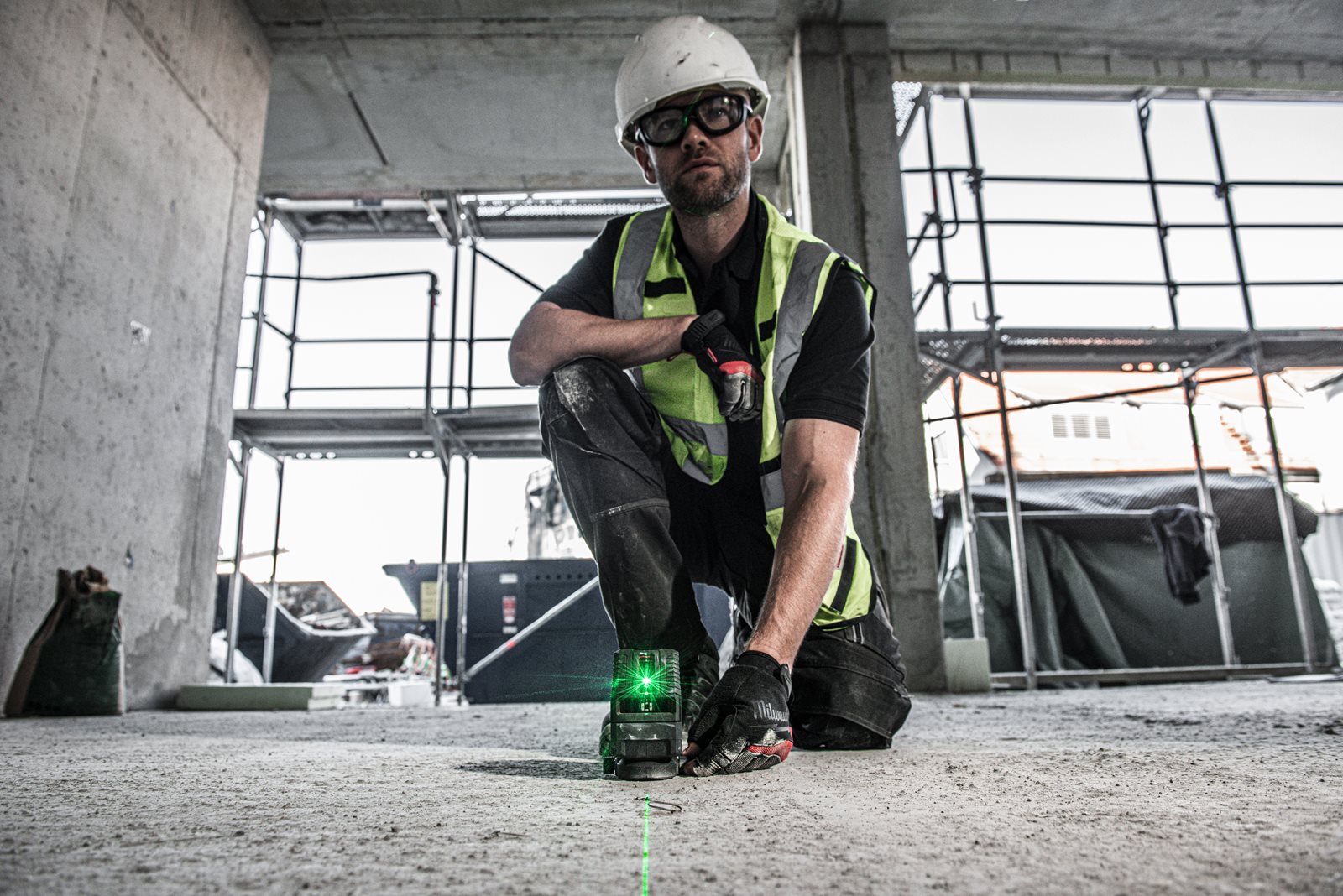 Nivelă laser cu 2 planuri cu fascicul verde reîncărcabilă REDLITHIUM USB Milwaukee L4 CLL-301C - in utilizare 20