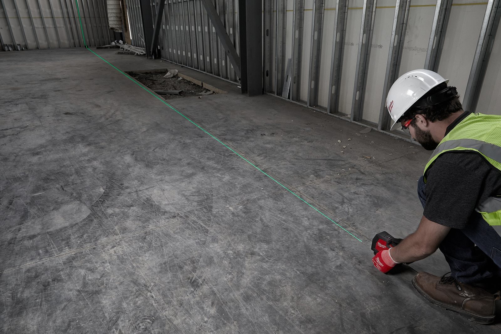 Nivelă laser cu 2 planuri cu fascicul verde reîncărcabilă REDLITHIUM USB Milwaukee L4 CLL-301C - in utilizare 3