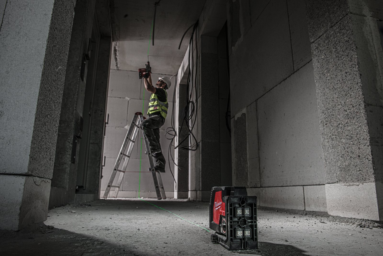 Nivelă laser cu 2 planuri cu fascicul verde reîncărcabilă REDLITHIUM USB Milwaukee L4 CLL-301C - in utilizare 5