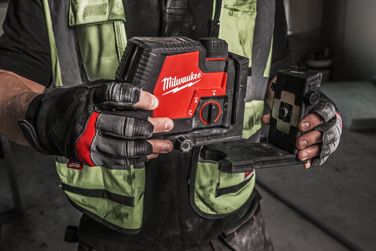 Nivelă laser cu 2 planuri cu fascicul verde reîncărcabilă REDLITHIUM USB Milwaukee L4 CLL-301C - in utilizare 6