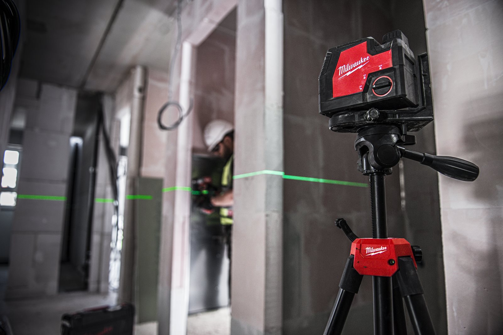 Nivelă laser cu 2 planuri cu fascicul verde reîncărcabilă REDLITHIUM USB Milwaukee L4 CLL-301C - in utilizare 7