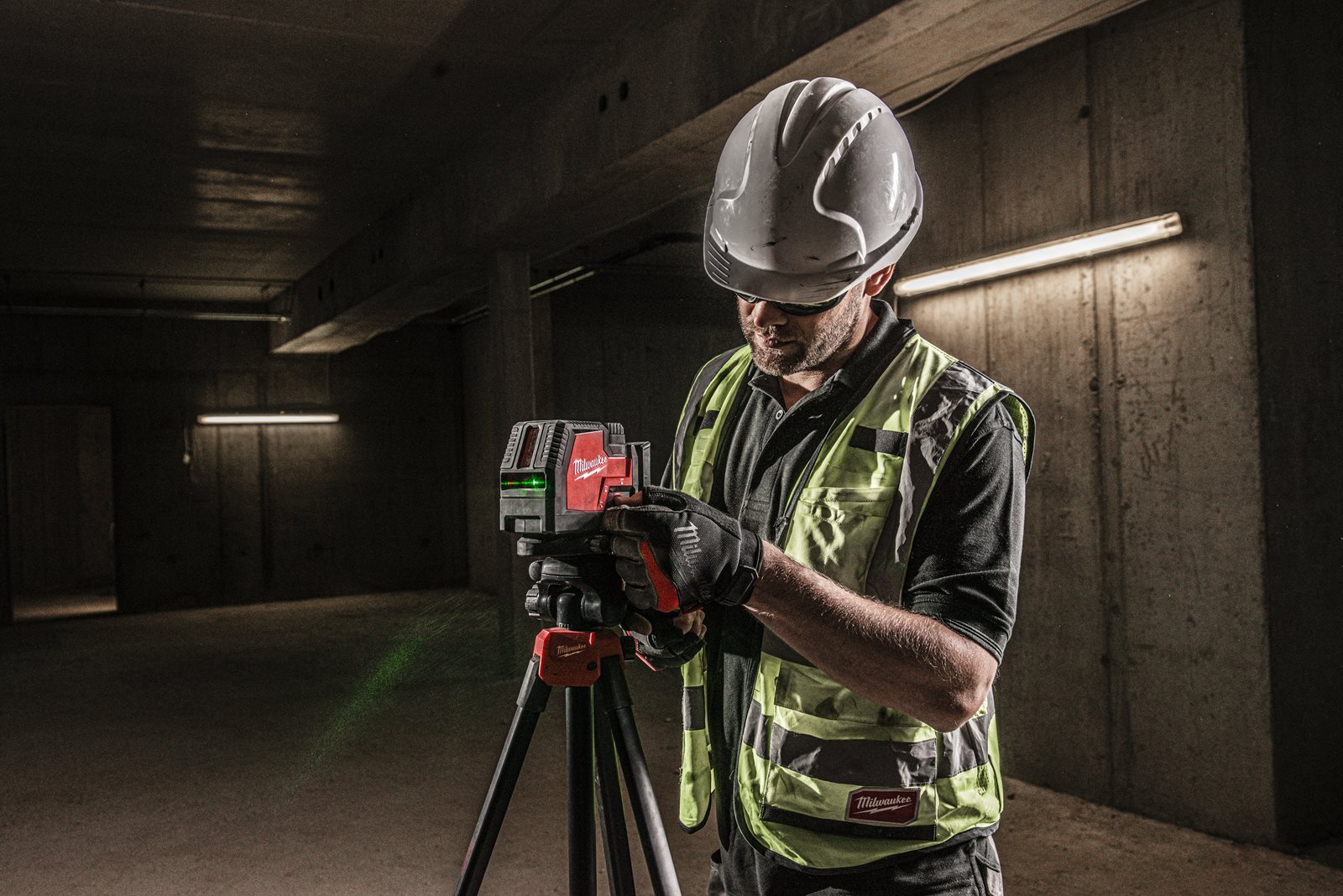 Nivelă laser cu 2 planuri cu fascicul verde reîncărcabilă REDLITHIUM USB Milwaukee L4 CLL-301C - in utilizare 9