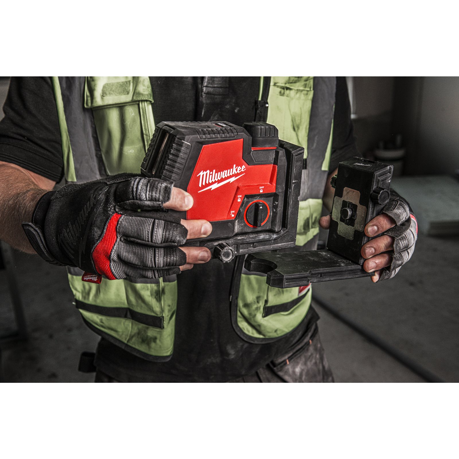 Nivelă laser cu 2 planuri cu fascicul verde reîncărcabilă REDLITHIUM USB Milwaukee L4 CLL-301C - detaliu 2