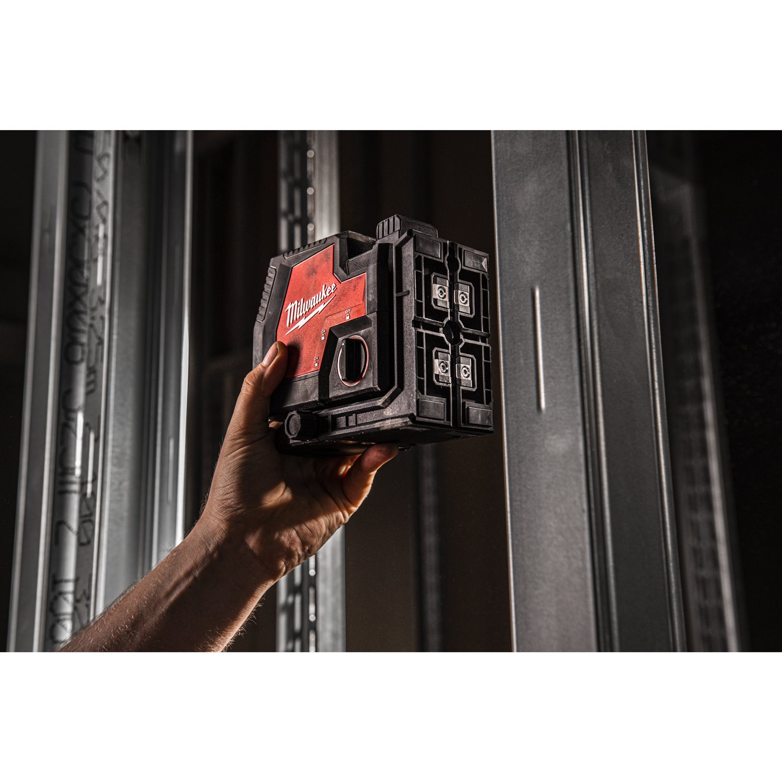 Nivelă laser cu 2 planuri cu fascicul verde reîncărcabilă REDLITHIUM USB Milwaukee L4 CLL-301C - detaliu 5
