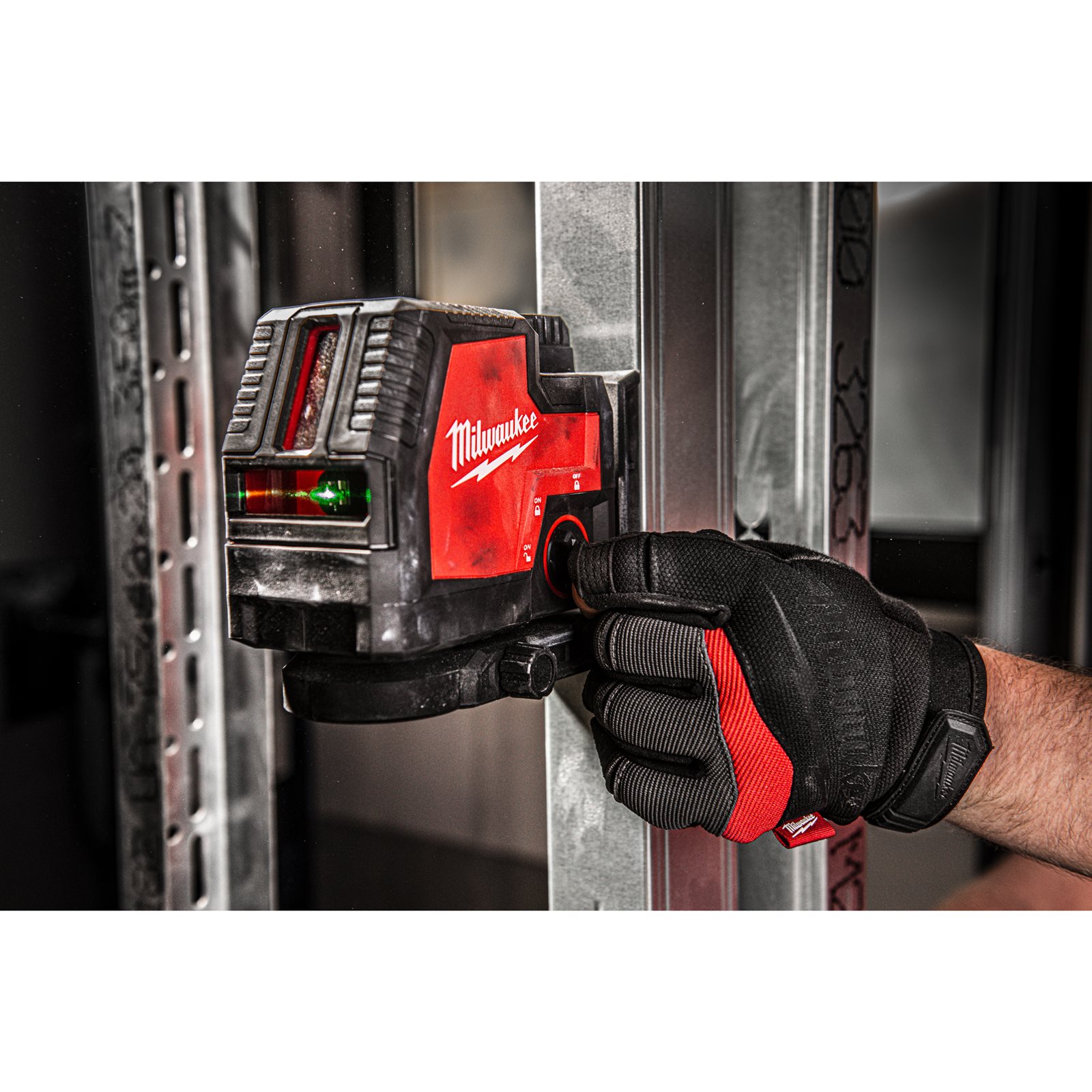 Nivelă laser cu 2 planuri cu fascicul verde reîncărcabilă REDLITHIUM USB Milwaukee L4 CLL-301C - detaliu 6