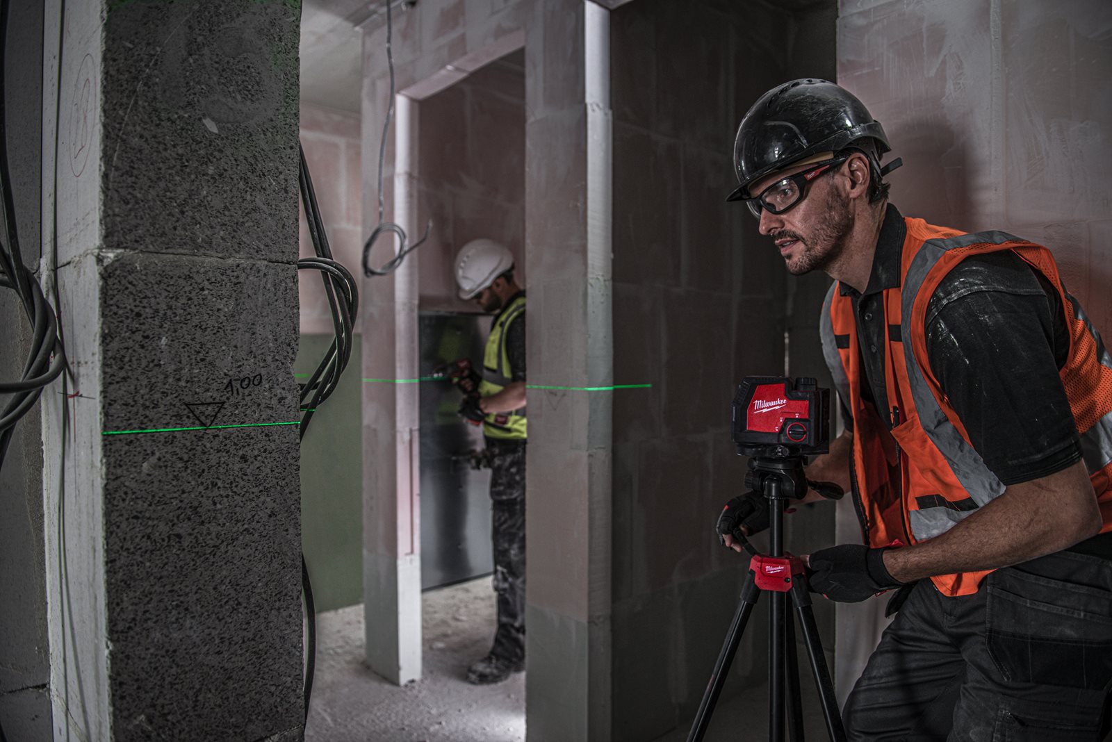 Nivelă laser în cruce cu funcție de plumb, fascicul verde, reîncărcabilă REDLITHIUM USB Milwaukee L4 CLLP-301C - in utilizare 17