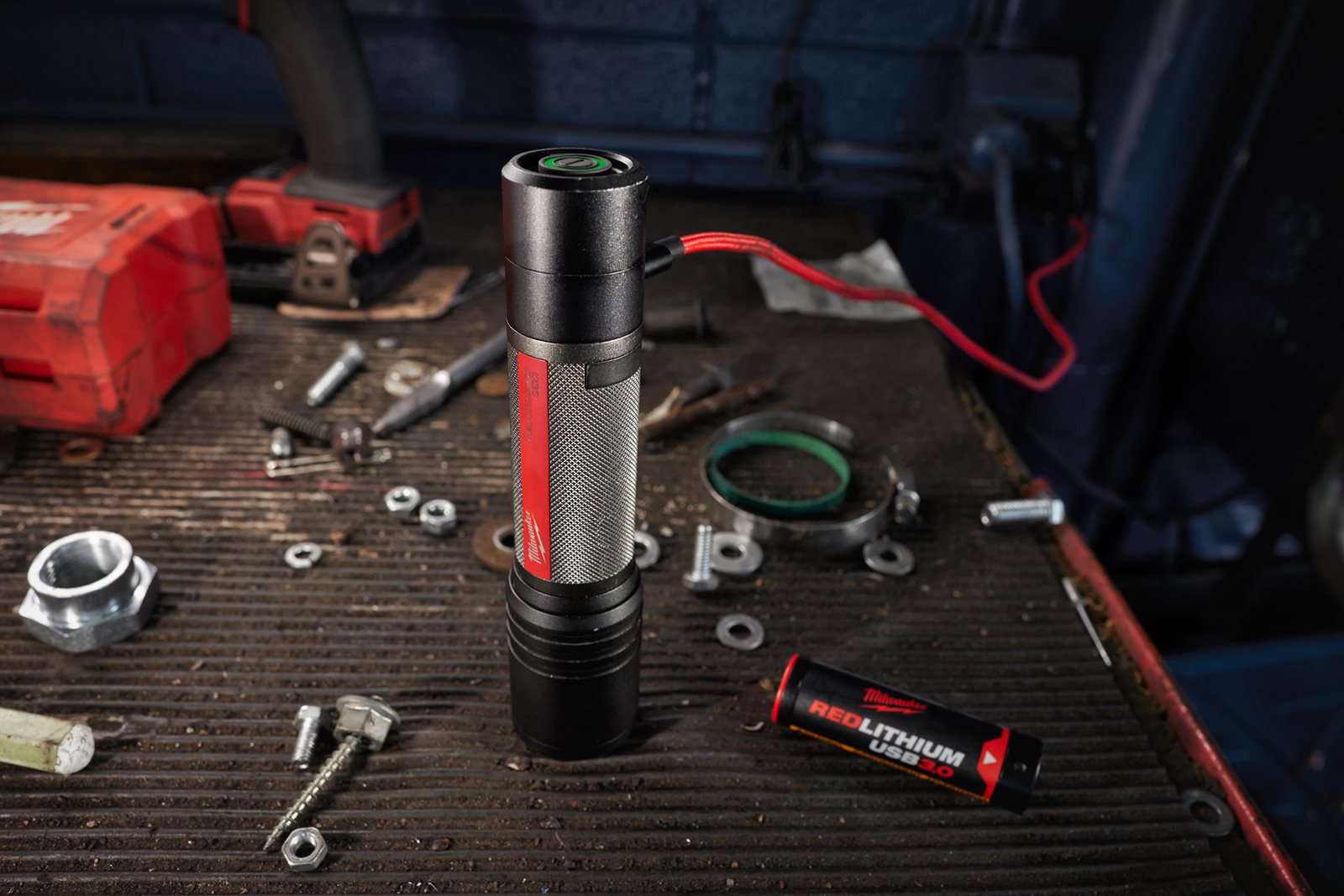Lanternă reîncărcabilă USB, 2000 lumeni Milwaukee L4 FL2000-301 - in utilizare 8