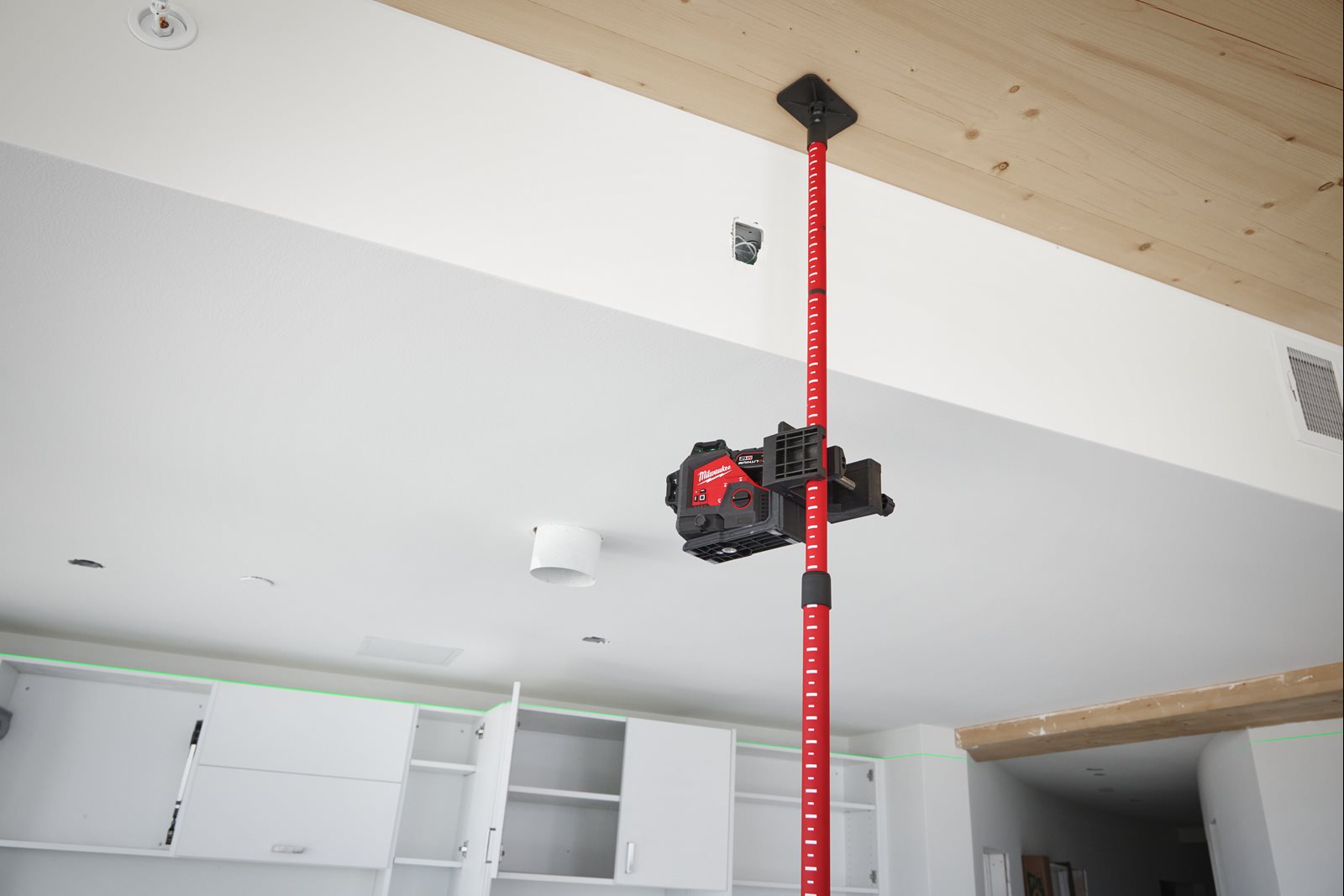 Stâlp telescopic 3,6 m pentru laser Milwaukee LMP - in utilizare 2