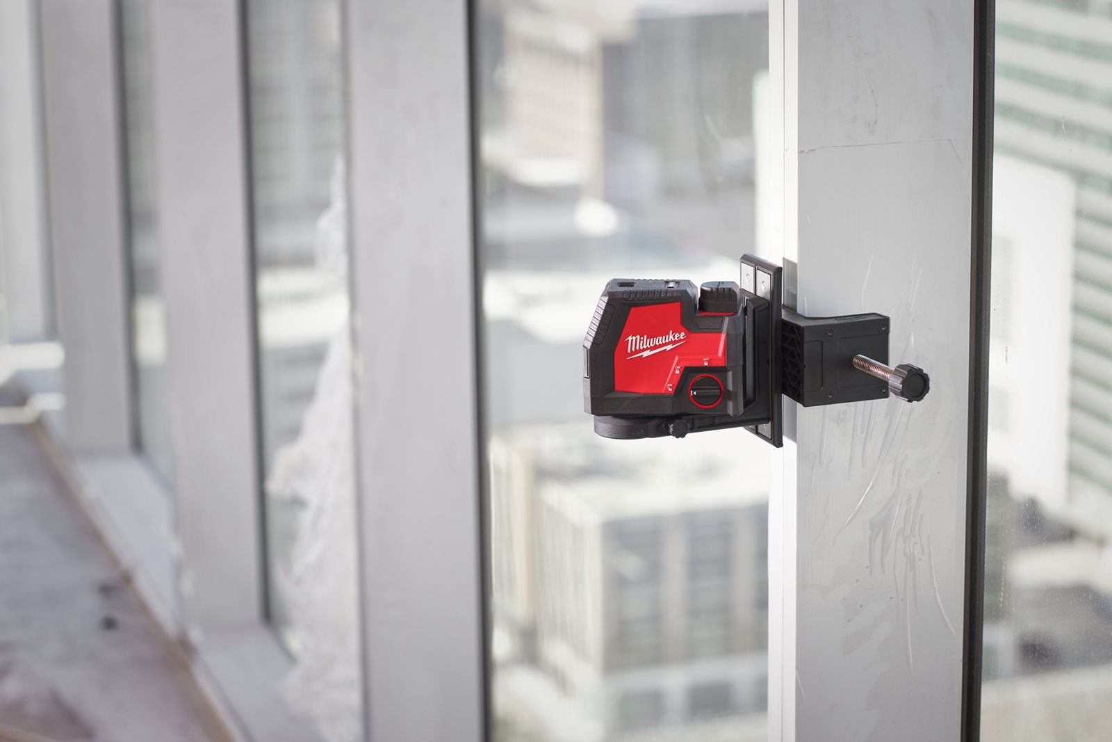 Stâlp telescopic 3,6 m pentru laser Milwaukee LMP - in utilizare 3