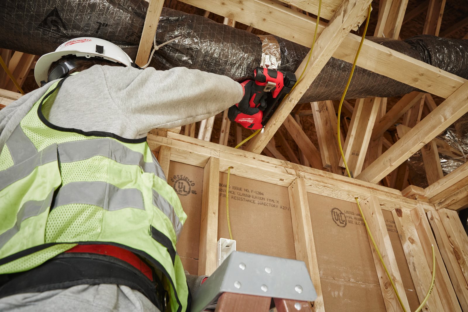 Pistol de fixare subcompact a cablurilor cu capse M12 Milwaukee M12 BCST-0 - in utilizare 4