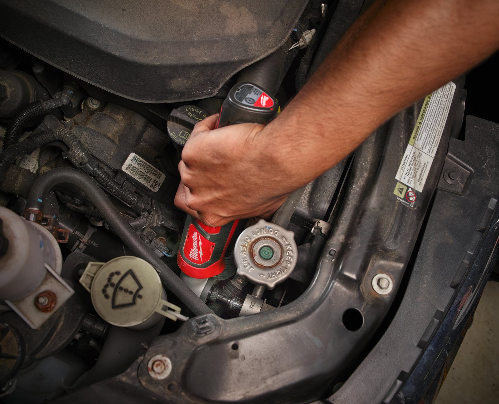 Mașină de înșurubat la unghi cu impact M12 subcompactă Milwaukee M12 BRAID-0 - in utilizare 1