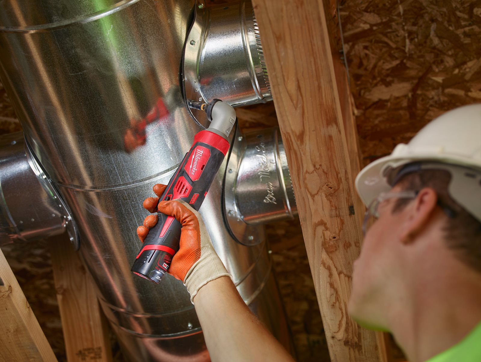 Mașină de înșurubat la unghi cu impact M12 subcompactă Milwaukee M12 BRAID-0 - in utilizare 2