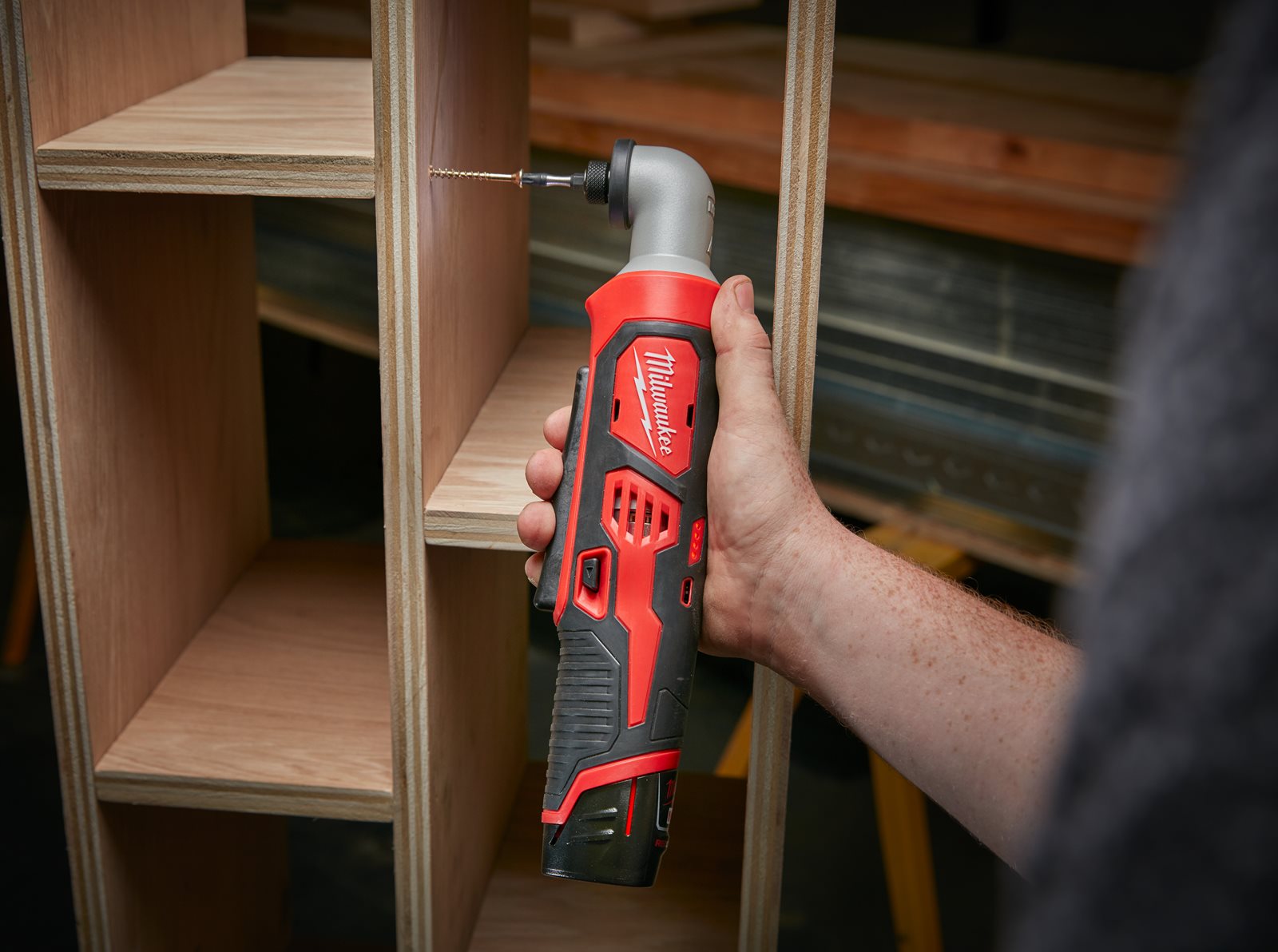 Mașină de înșurubat la unghi cu impact M12 subcompactă Milwaukee M12 BRAID-0 - in utilizare 3