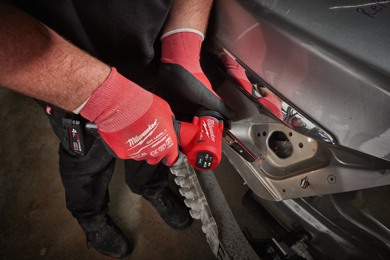 Șlefuitor cu bandă M12 FUEL 13 mm Milwaukee M12 FBFL13-0 - in utilizare 1