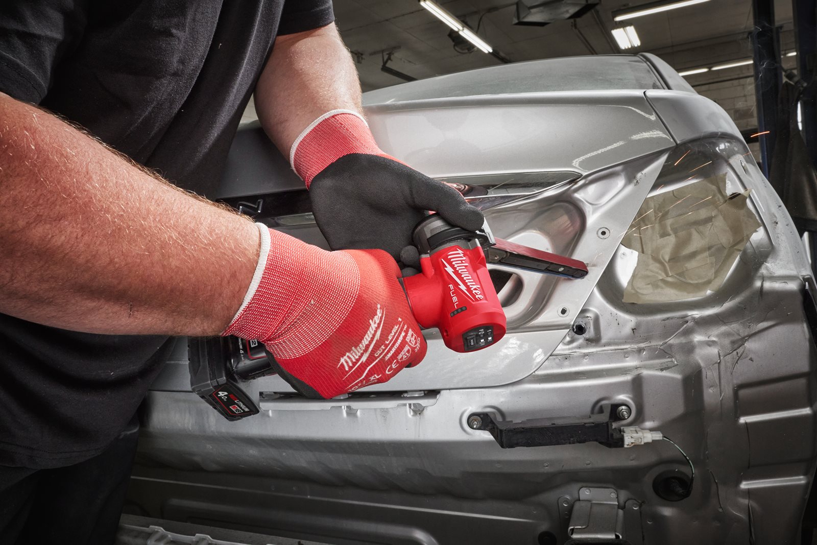 Șlefuitor cu bandă M12 FUEL 13 mm Milwaukee M12 FBFL13-0 - in utilizare 3