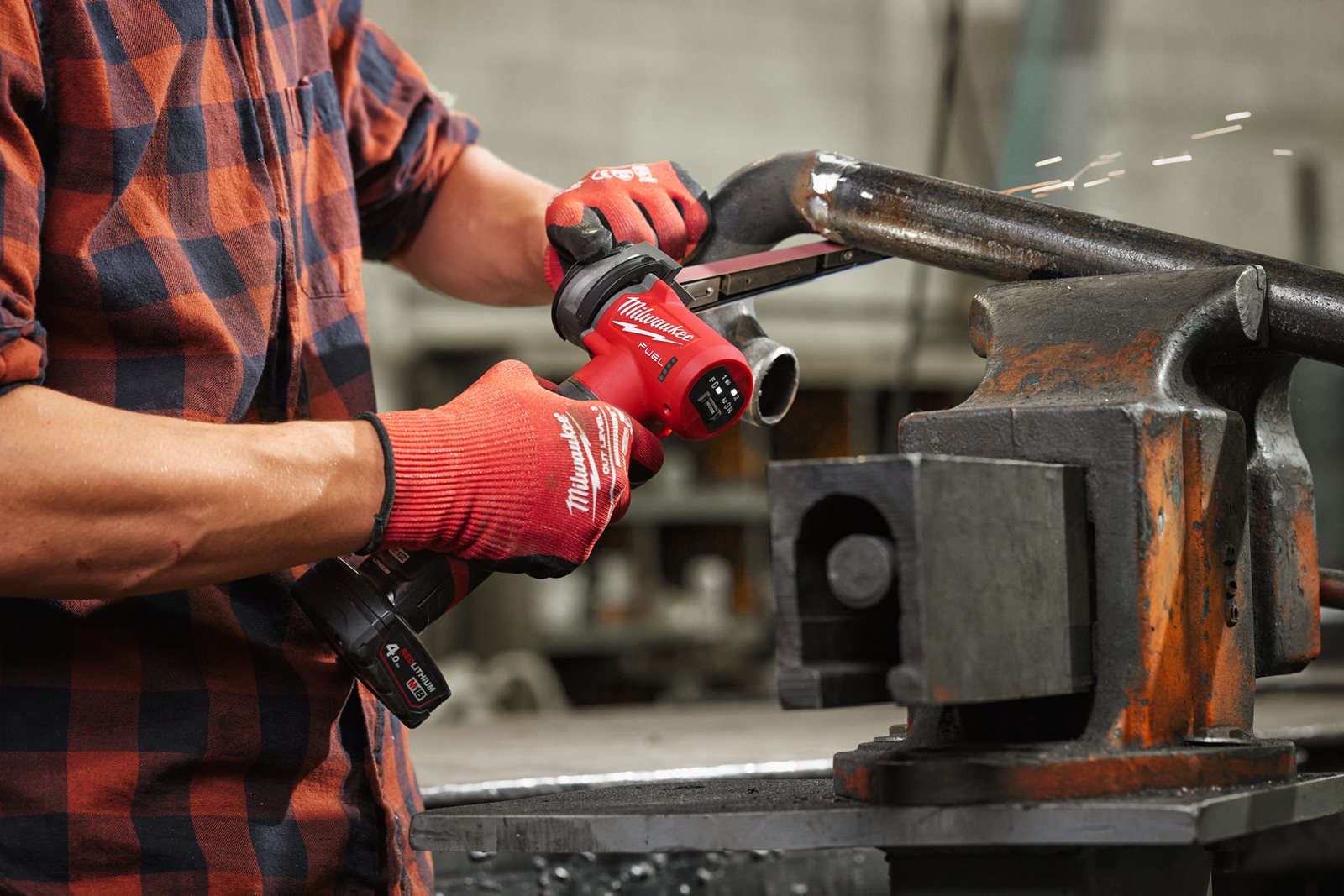 Șlefuitor cu bandă M12 FUEL 13 mm Milwaukee M12 FBFL13-0 - in utilizare 5