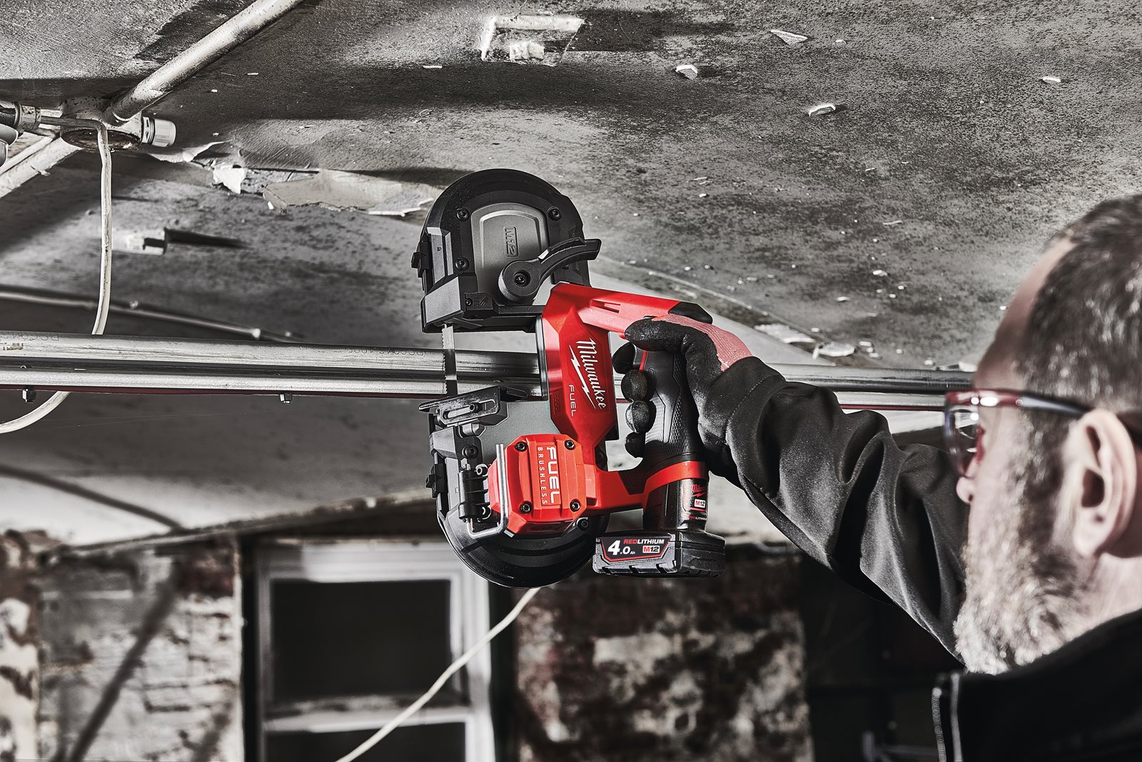 Fierăstrău cu bandă M12 FUEL subcompact 64 mm Milwaukee M12 FBS64-0C - in utilizare 1