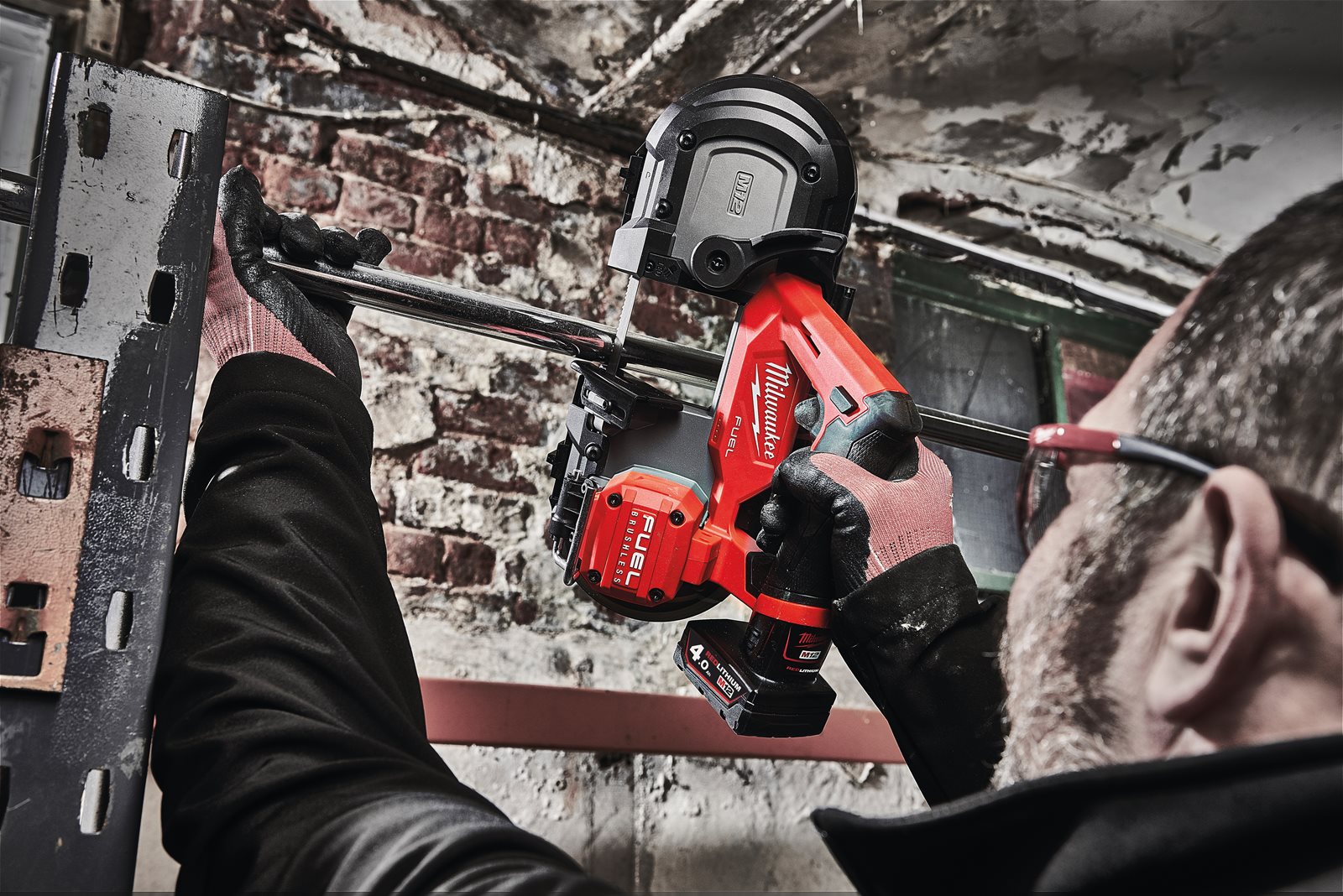 Fierăstrău cu bandă M12 FUEL subcompact 64 mm Milwaukee M12 FBS64-0C - in utilizare 2