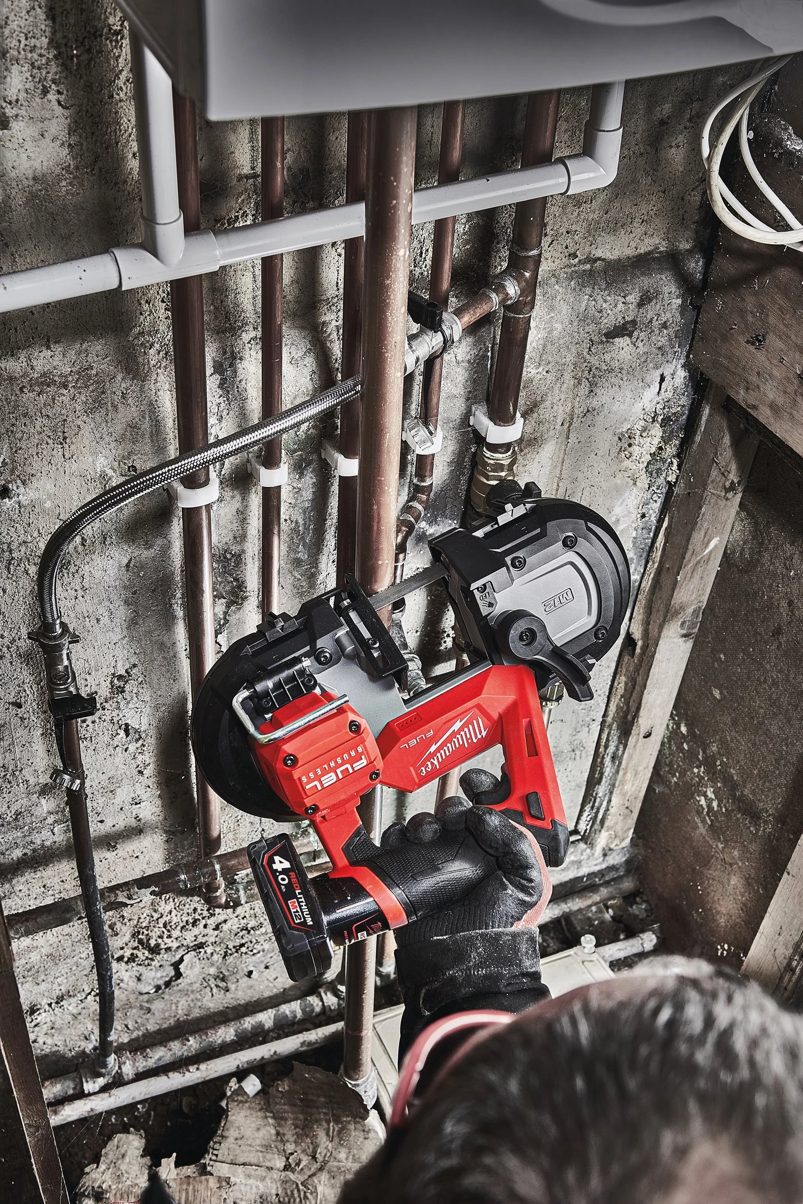 Fierăstrău cu bandă M12 FUEL subcompact 64 mm Milwaukee M12 FBS64-0C - in utilizare 3