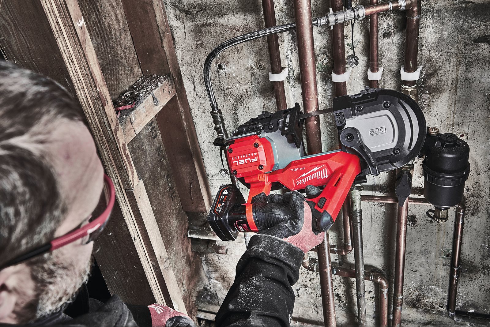 Fierăstrău cu bandă M12 FUEL subcompact 64 mm Milwaukee M12 FBS64-0C - in utilizare 4