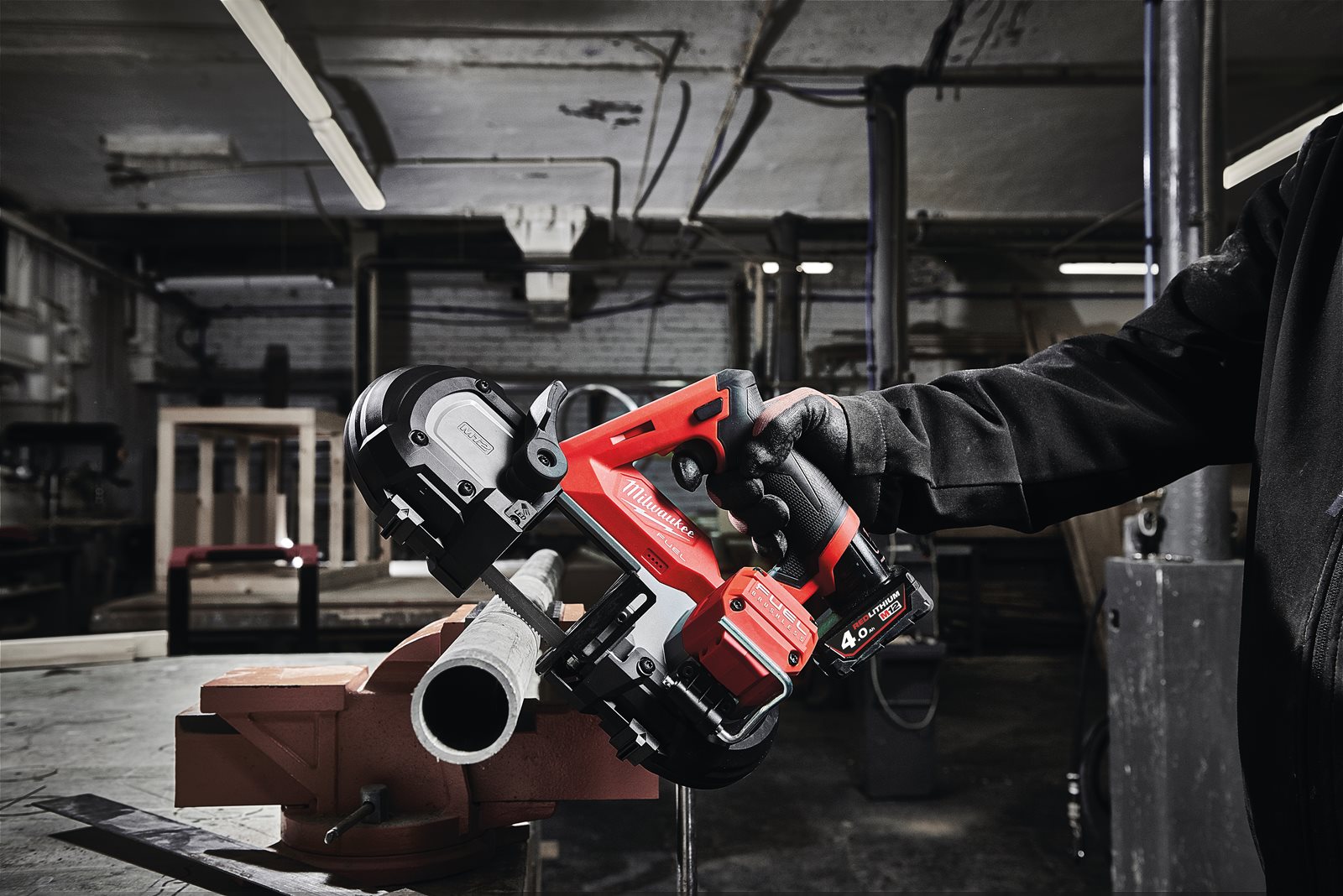 Fierăstrău cu bandă M12 FUEL subcompact 64 mm Milwaukee M12 FBS64-0C - in utilizare 5