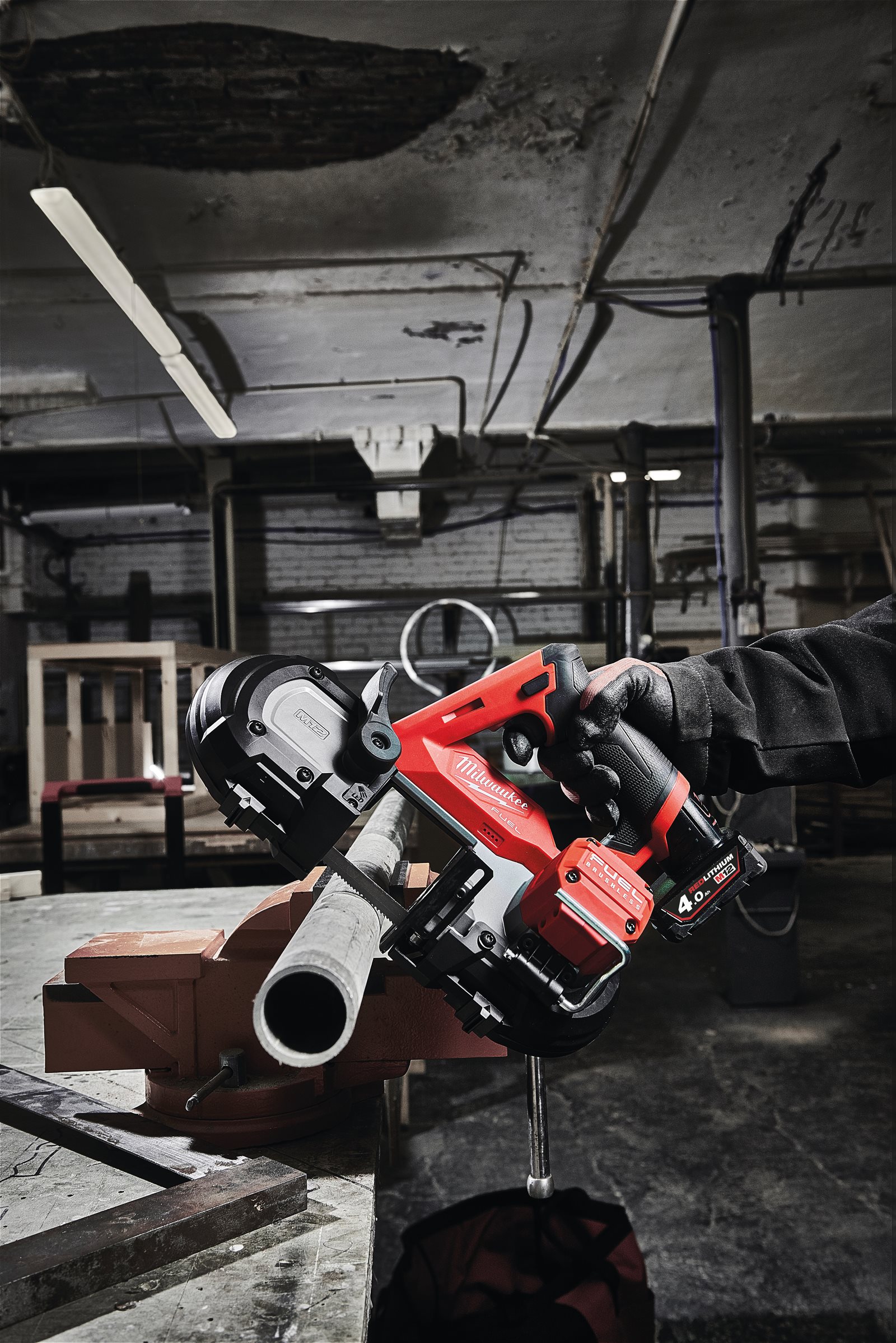 Fierăstrău cu bandă M12 FUEL subcompact 64 mm Milwaukee M12 FBS64-0C - in utilizare 6