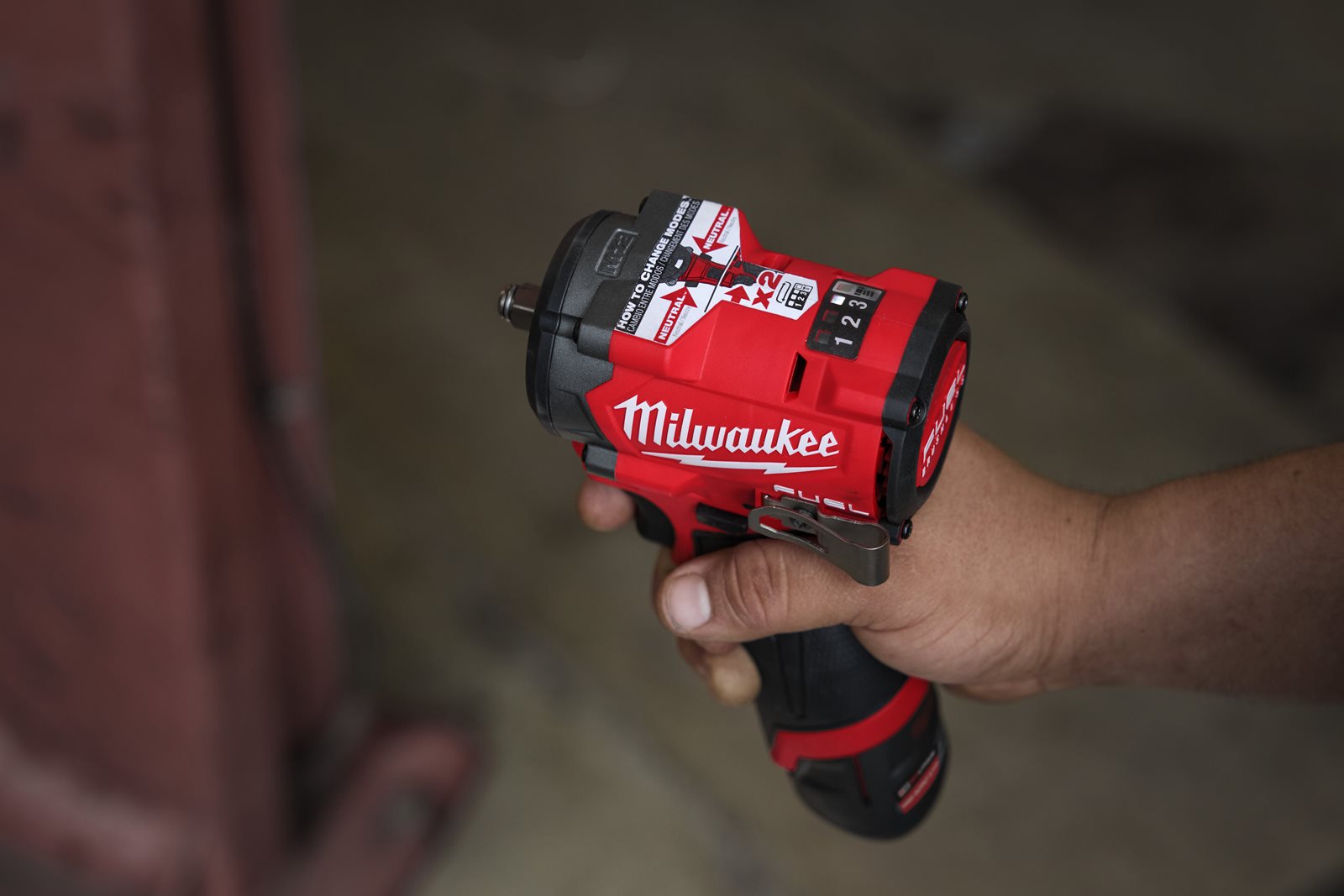 Cheie compactă de impact 1/2" M12 FUEL cu pin de blocare Milwaukee M12 FCIWP12G3-0 - in utilizare 1