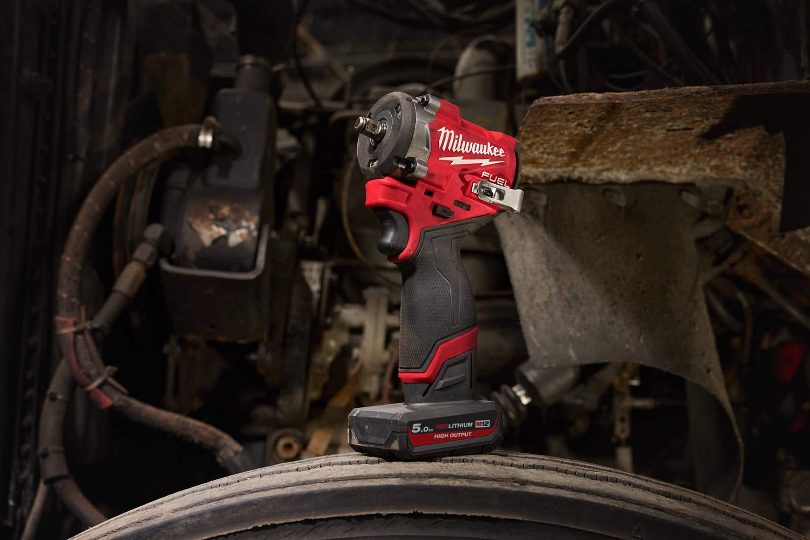 Cheie compactă de impact 1/2" M12 FUEL cu pin de blocare Milwaukee M12 FCIWP12G3-0 - in utilizare 2