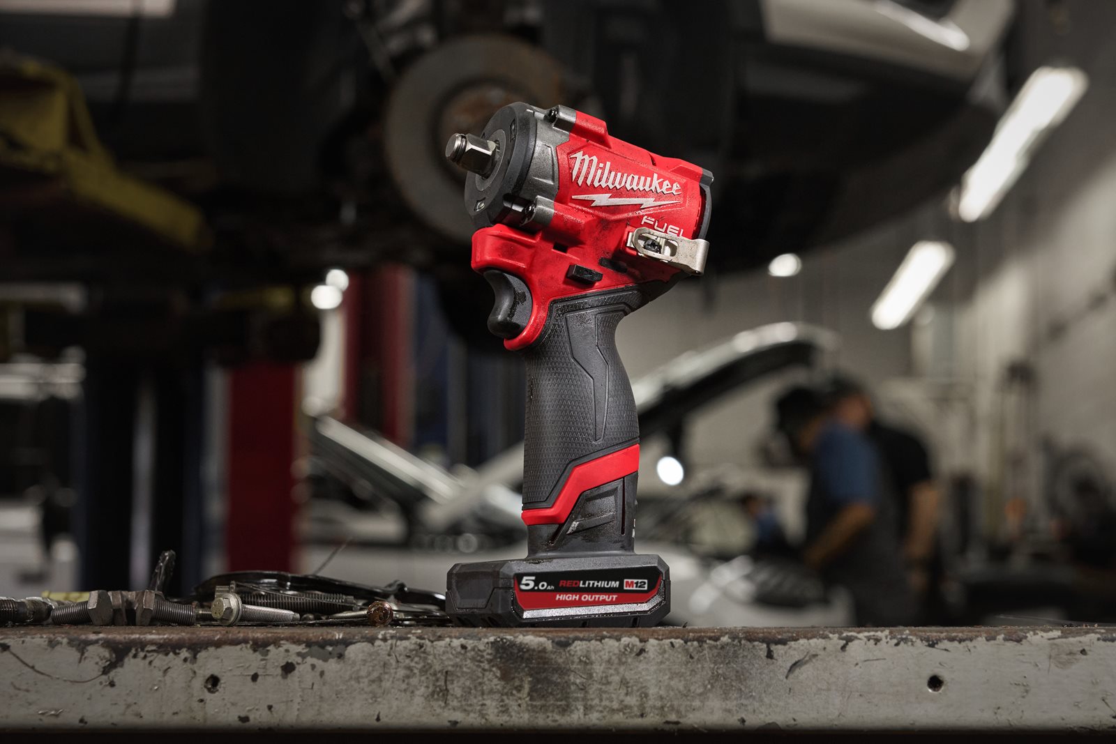 Cheie compactă de impact 1/2" M12 FUEL cu pin de blocare Milwaukee M12 FCIWP12G3-0 - in utilizare 3