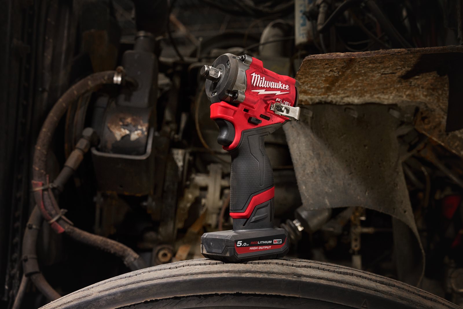 Cheie compactă de impact 1/2" M12 FUEL cu pin de blocare Milwaukee M12 FCIWP12G3-0 - in utilizare 4