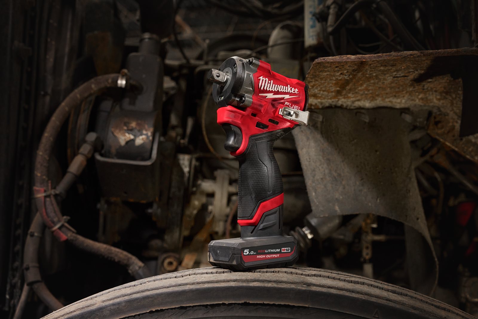 Cheie compactă de impact 1/2" M12 FUEL cu pin de blocare Milwaukee M12 FCIWP12G3-0 - in utilizare 5