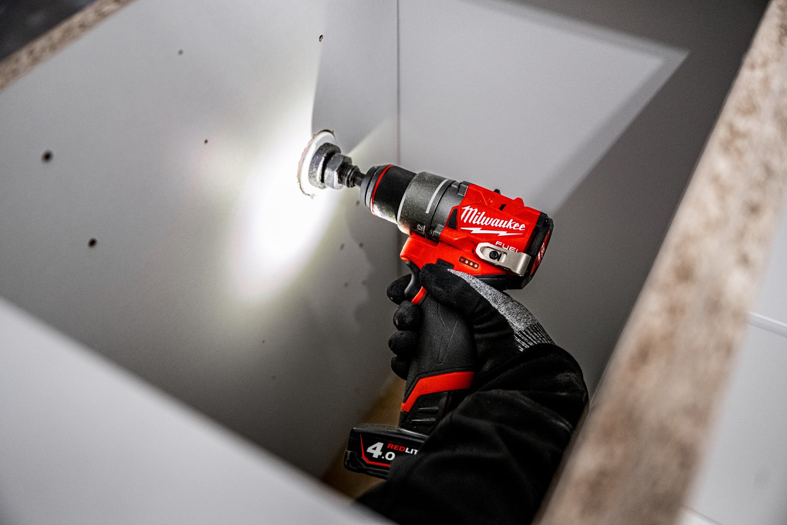 Mașină de găurit M12 FUEL subcompactă Milwaukee M12 FDD2-0 - in utilizare 3