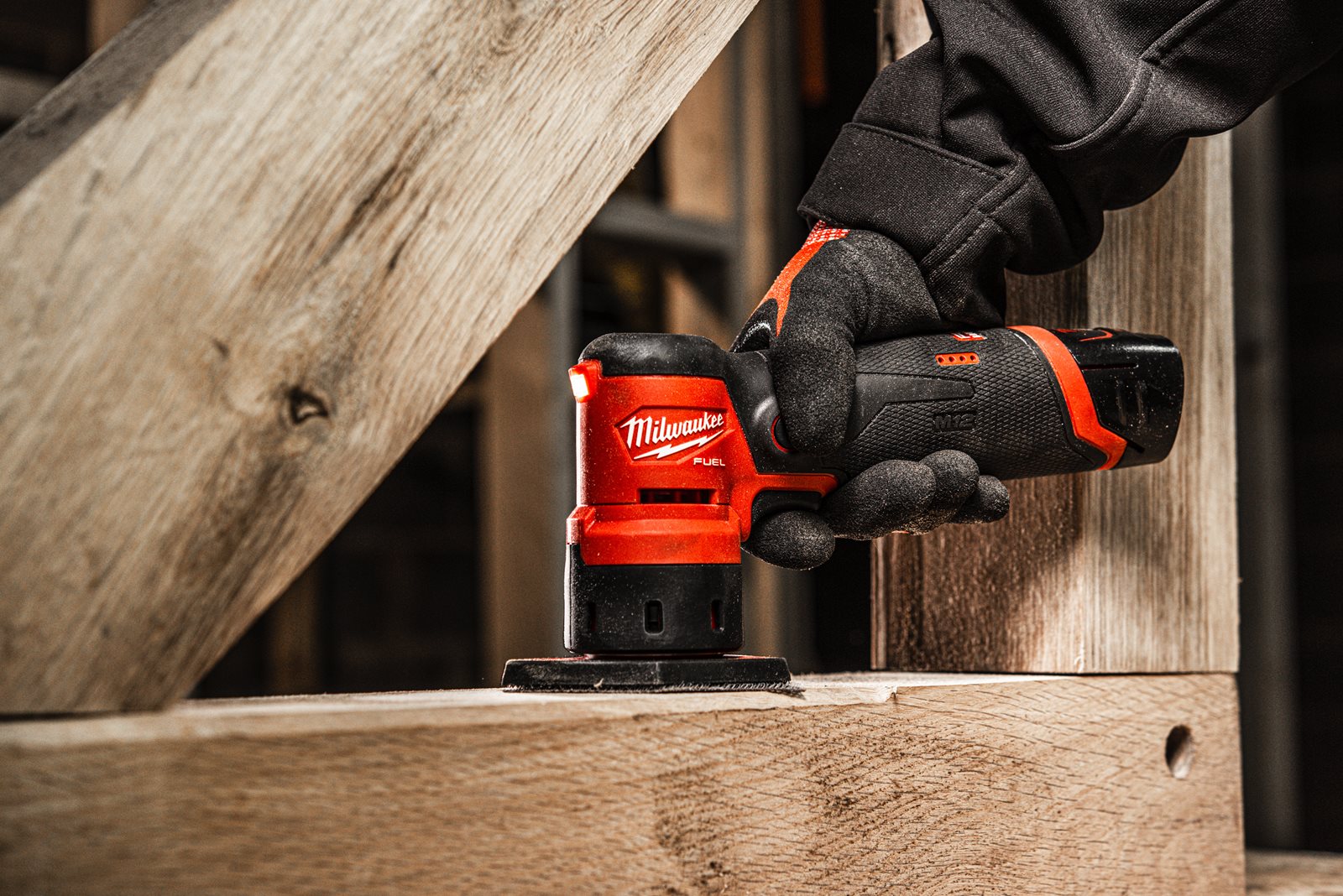 Șlefuitor subcompact M12 FUEL Milwaukee M12 FDSS-0B - in utilizare 4