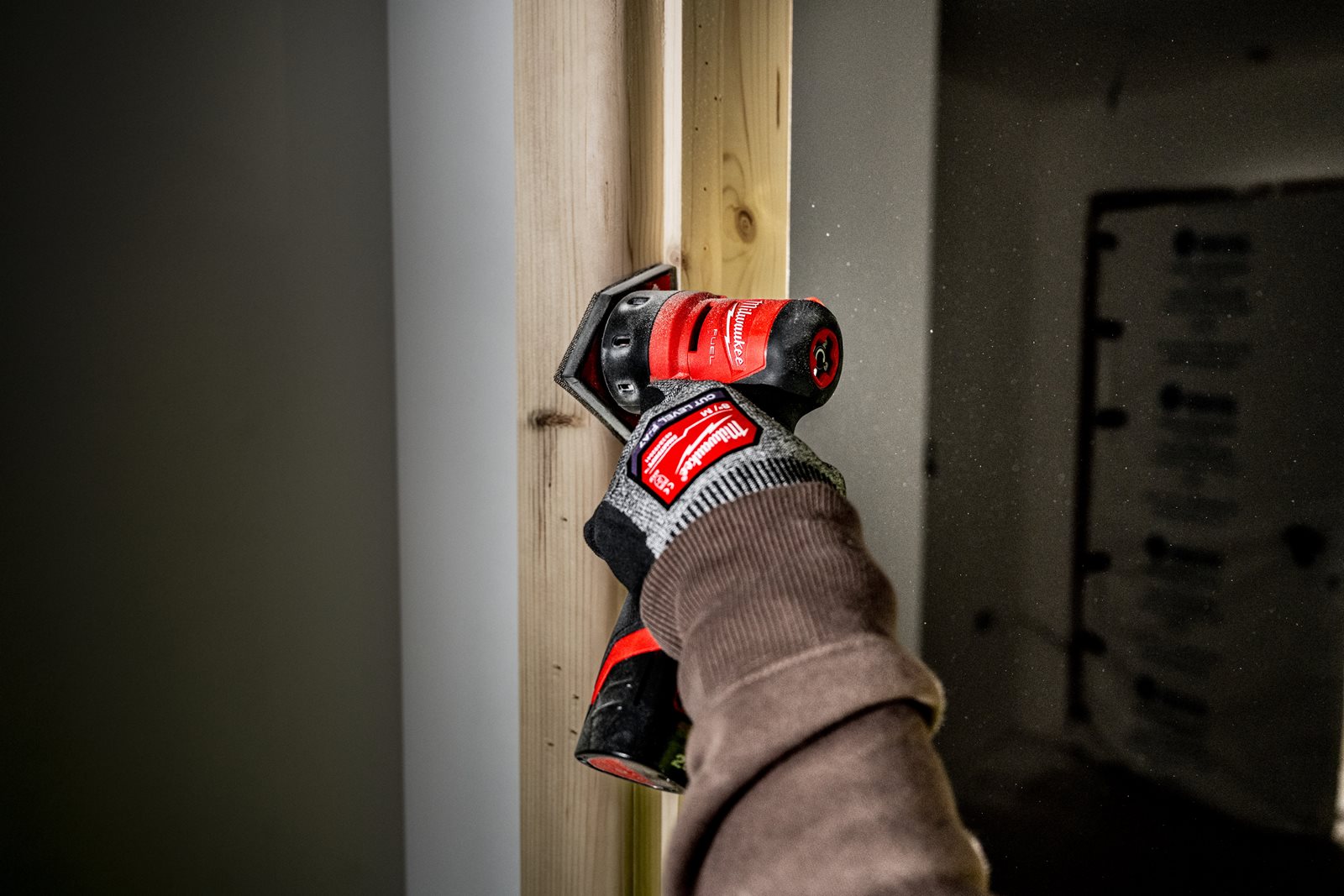 Șlefuitor subcompact M12 FUEL Milwaukee M12 FDSS-0B - in utilizare 6
