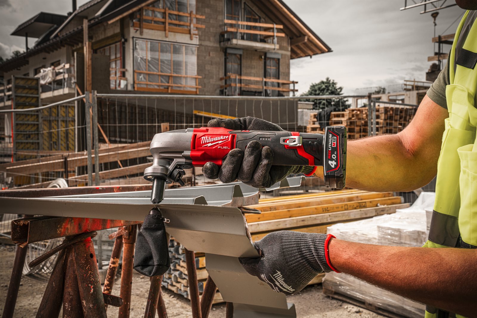 Mașină de tăiat tablă 1.6 mm M12 FUEL Milwaukee M12 FNB16-0 - in utilizare 1