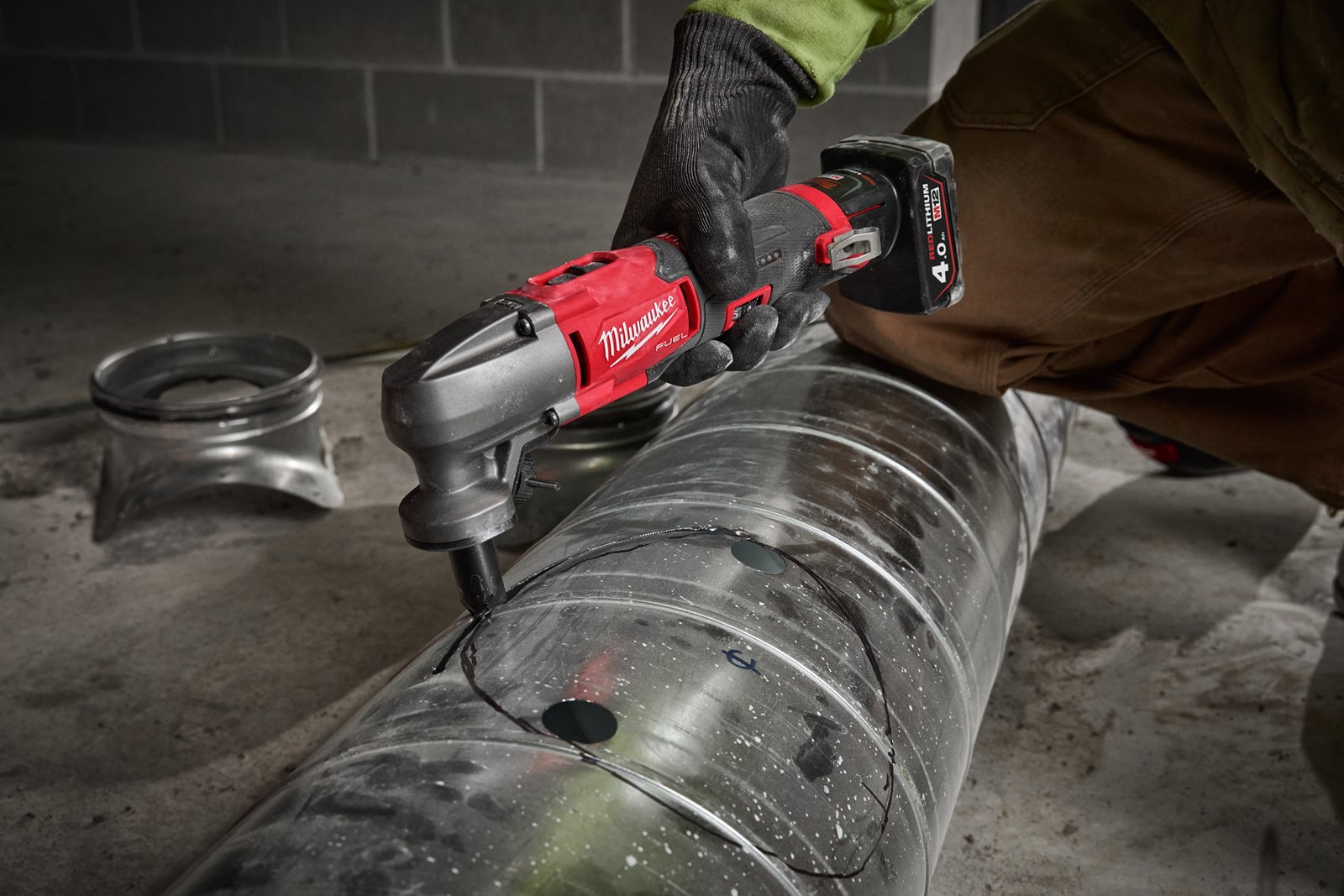 Mașină de tăiat tablă 1.6 mm M12 FUEL Milwaukee M12 FNB16-0 - in utilizare 10