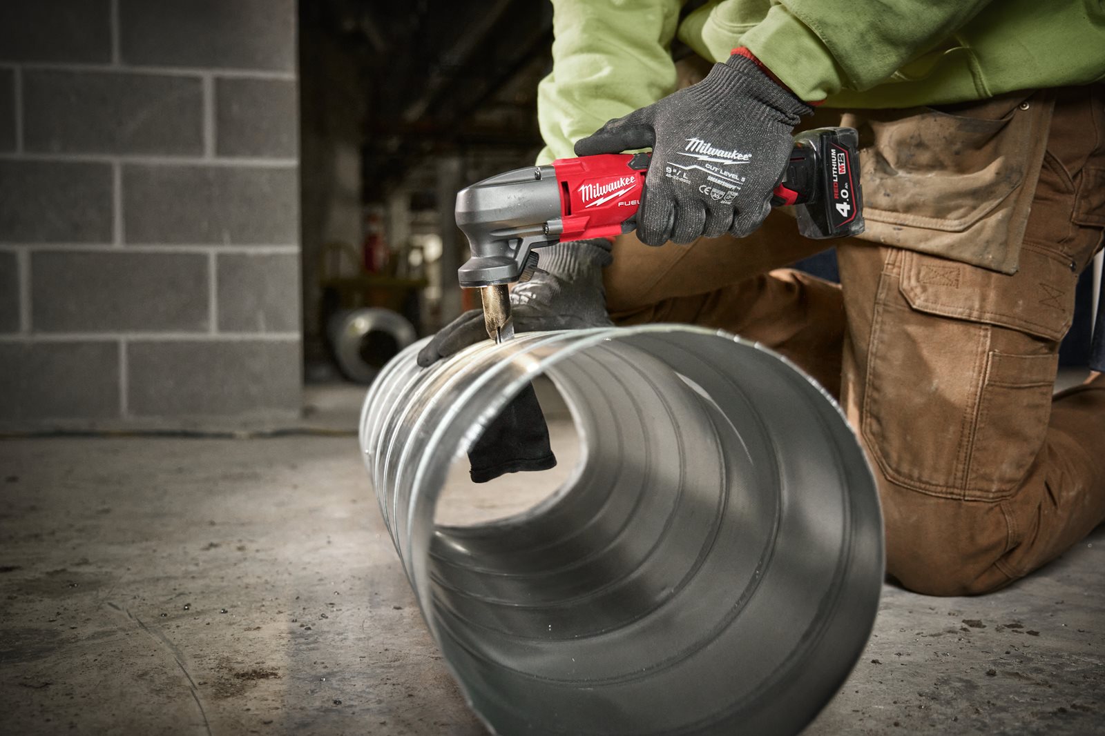 Mașină de tăiat tablă 1.6 mm M12 FUEL Milwaukee M12 FNB16-0 - in utilizare 11
