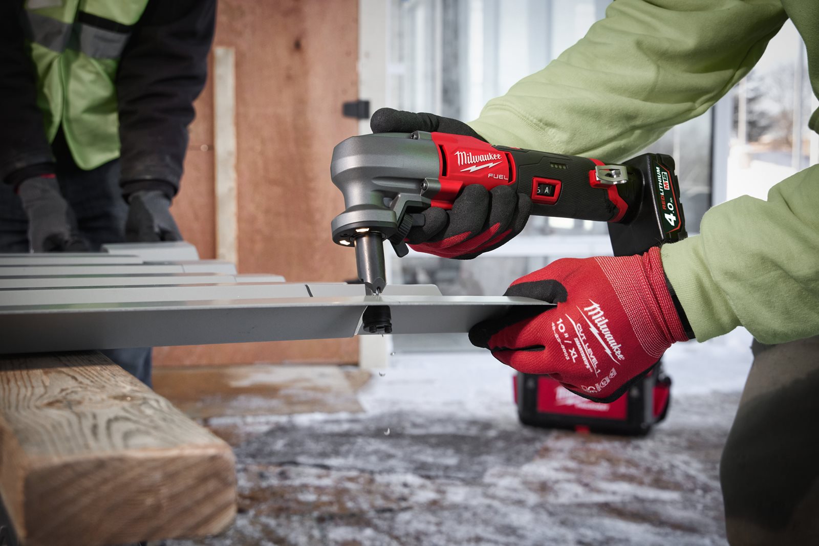Mașină de tăiat tablă 1.6 mm M12 FUEL Milwaukee M12 FNB16-0 - in utilizare 14