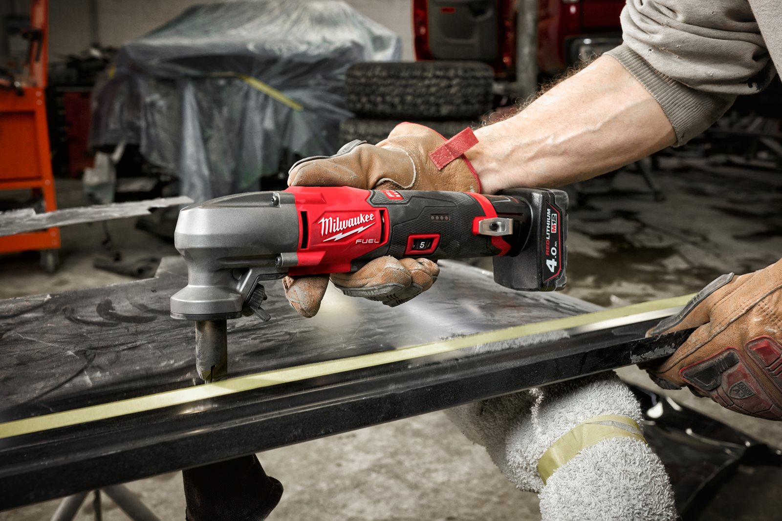 Mașină de tăiat tablă 1.6 mm M12 FUEL Milwaukee M12 FNB16-0 - in utilizare 15