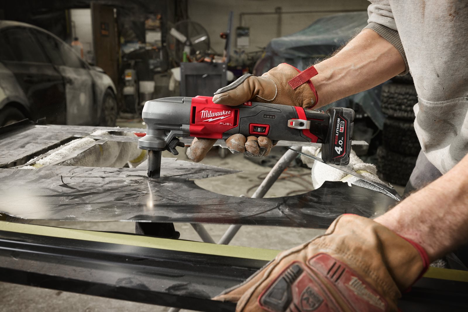 Mașină de tăiat tablă 1.6 mm M12 FUEL Milwaukee M12 FNB16-0 - in utilizare 16